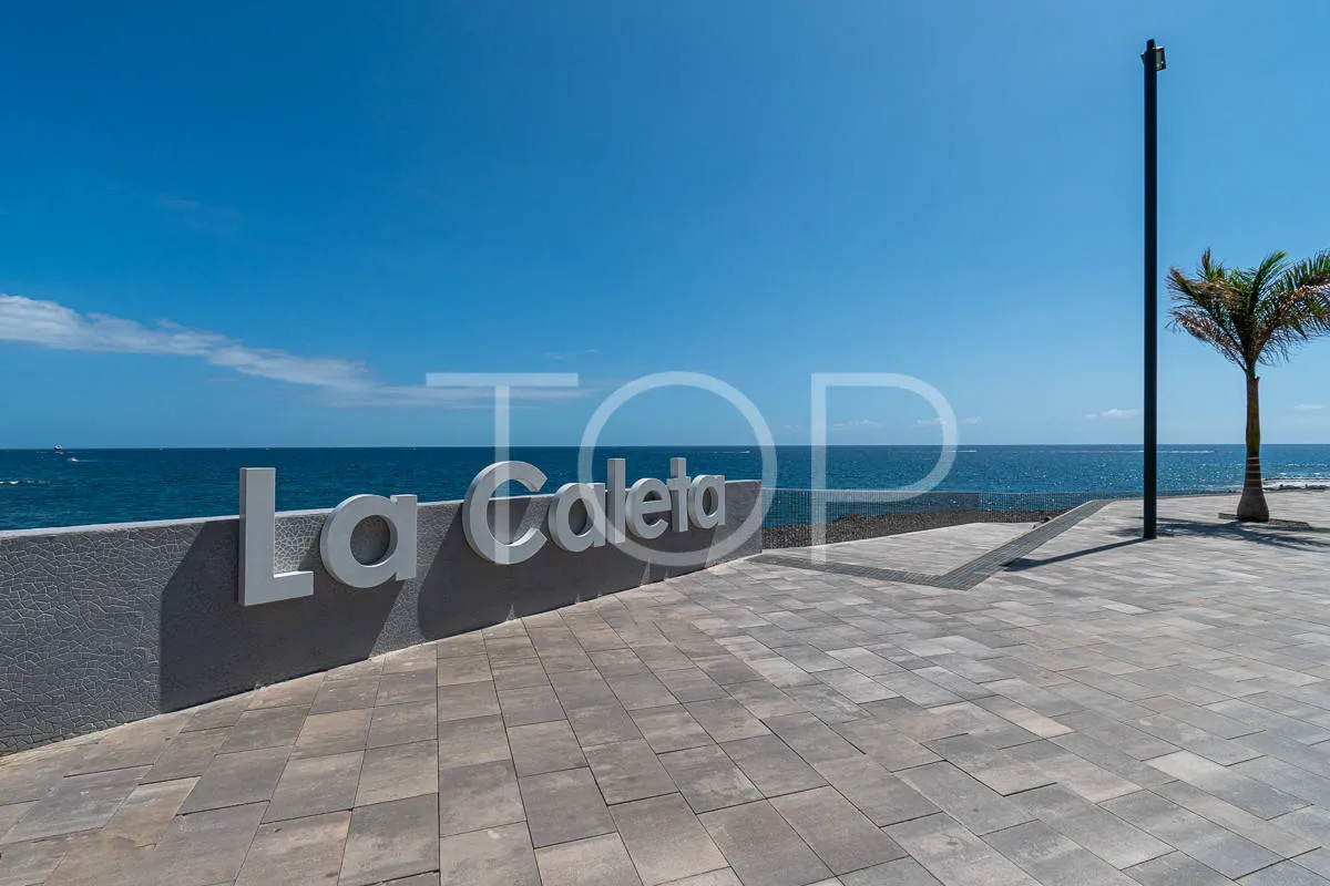 Maravilloso apartamento de 3 dormitorios con vistas al mar en venta en La Caleta