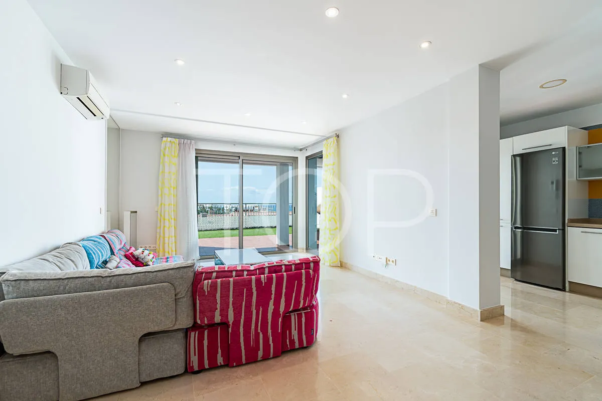 Maravilloso apartamento de 3 dormitorios con vistas al mar en venta en La Caleta