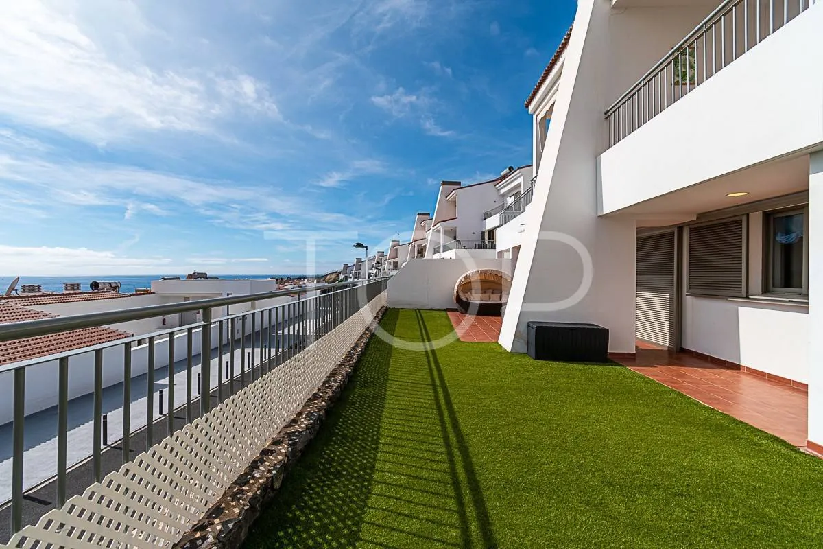 Maravilloso apartamento de 3 dormitorios con vistas al mar en venta en La Caleta