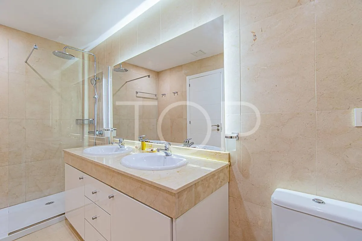 Maravilloso apartamento de 3 dormitorios con vistas al mar en venta en La Caleta