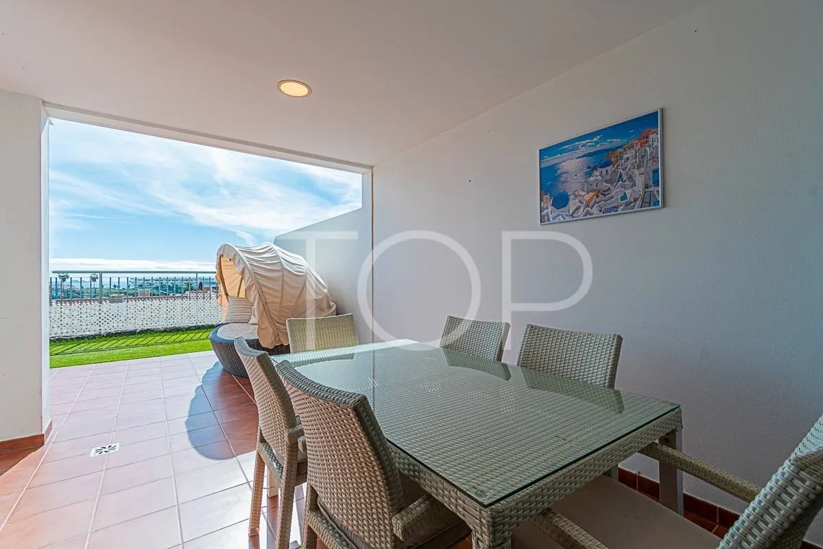 Maravilloso apartamento de 3 dormitorios con vistas al mar en venta en La Caleta
