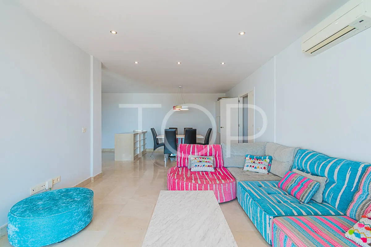 Maravilloso apartamento de 3 dormitorios con vistas al mar en venta en La Caleta