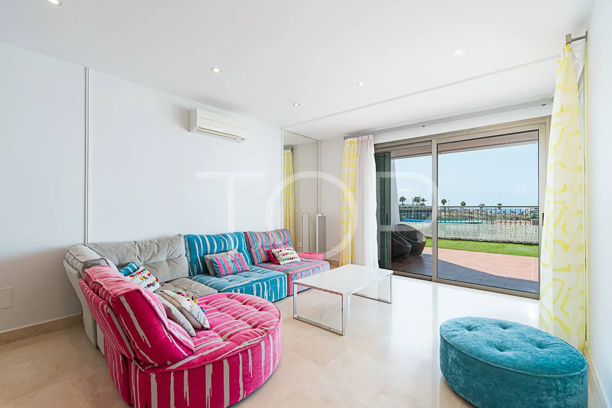 Maravilloso apartamento de 3 dormitorios con vistas al mar en venta en La Caleta