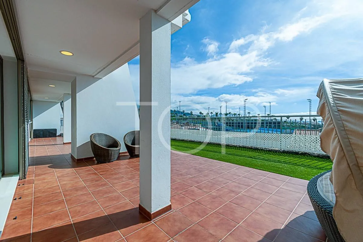 Maravilloso apartamento de 3 dormitorios con vistas al mar en venta en La Caleta