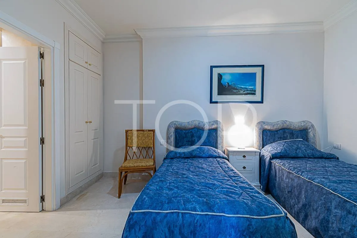 Apartamento ático en venta situado en el centro de El Duque a solo 400m del mar, con vistas al océano y terraza espectacular