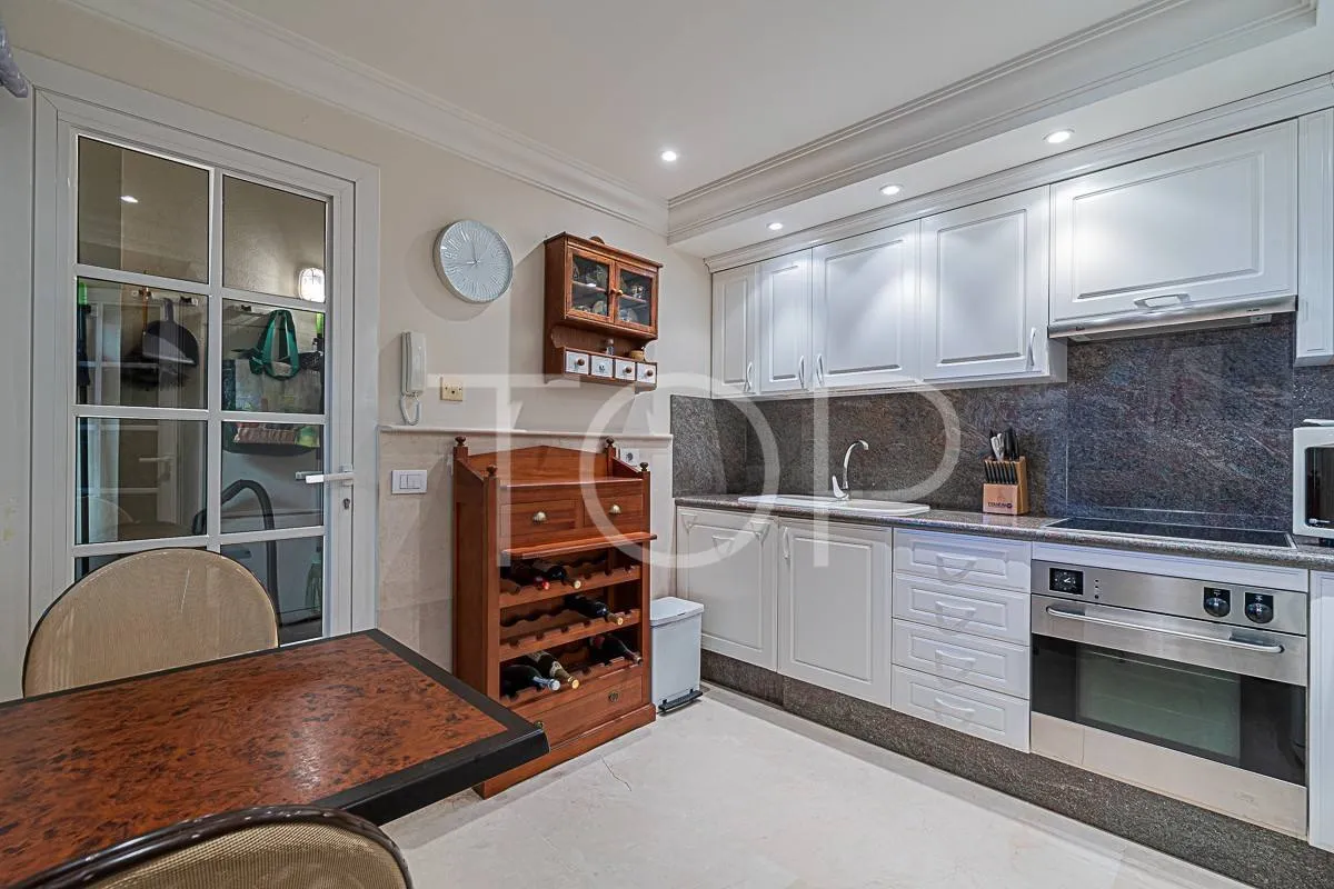 Apartamento ático en venta situado en el centro de El Duque a solo 400m del mar, con vistas al océano y terraza espectacular
