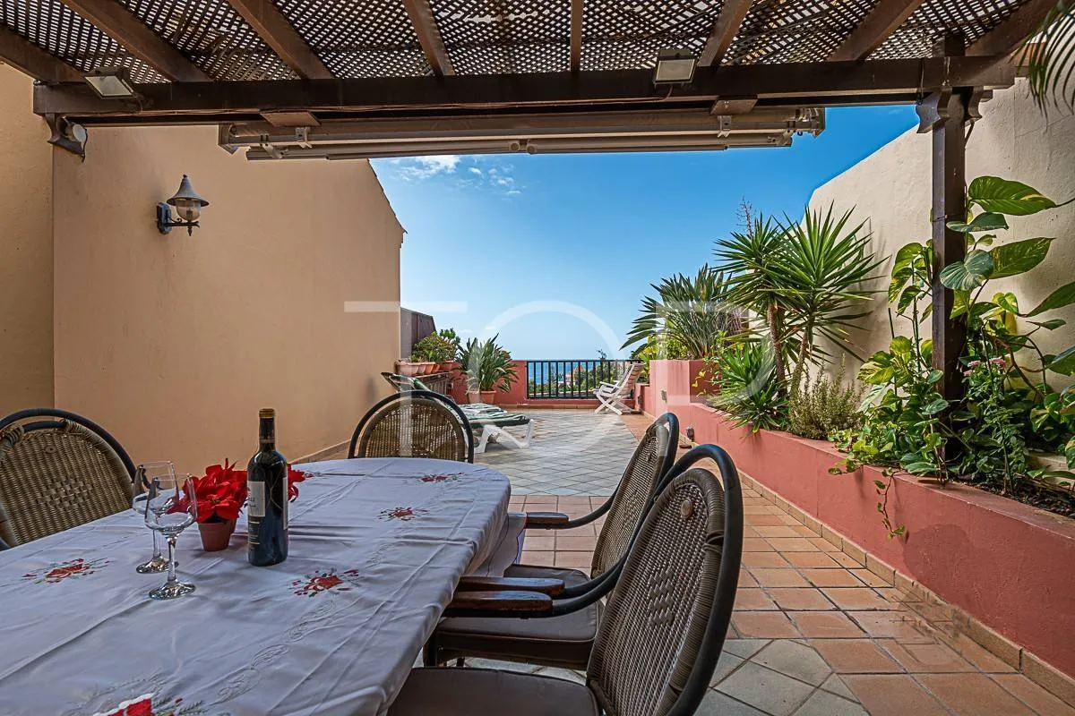 Apartamento ático en venta situado en el centro de El Duque a solo 400m del mar, con vistas al océano y terraza espectacular