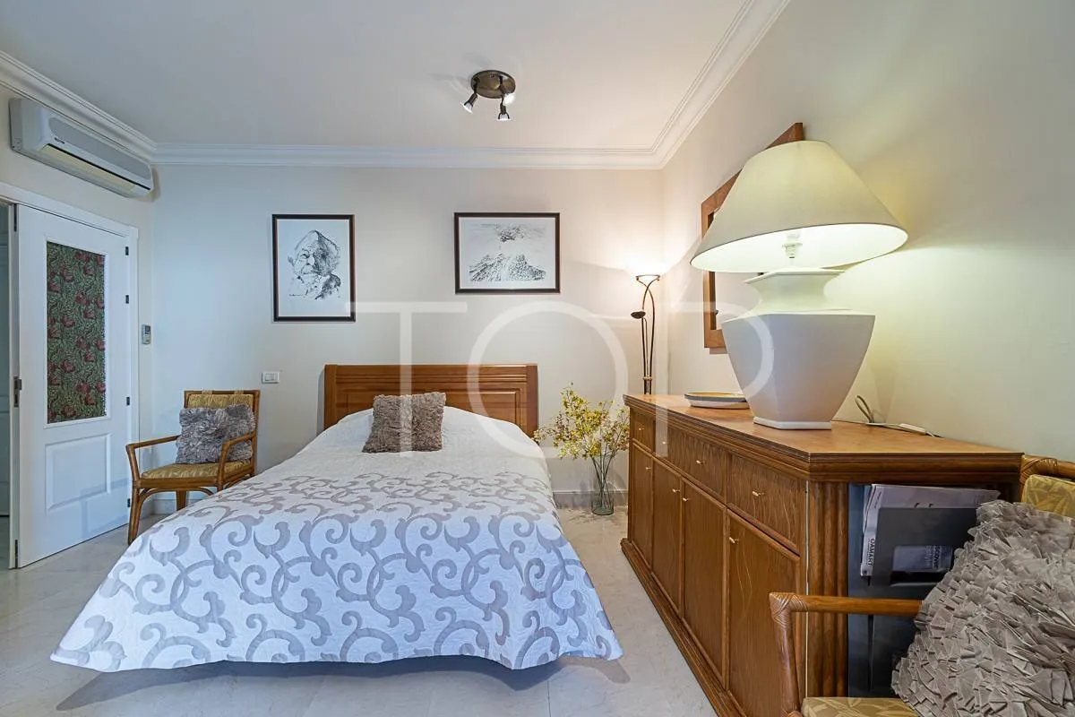 Apartamento ático en venta situado en el centro de El Duque a solo 400m del mar, con vistas al océano y terraza espectacular