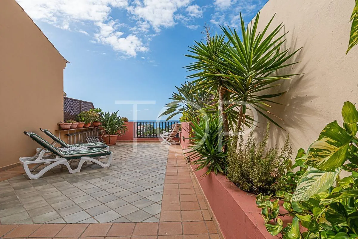 Apartamento ático en venta situado en el centro de El Duque a solo 400m del mar, con vistas al océano y terraza espectacular