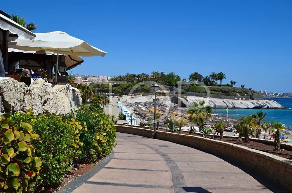 Apartamento ático en venta situado en el centro de El Duque a solo 400m del mar, con vistas al océano y terraza espectacular