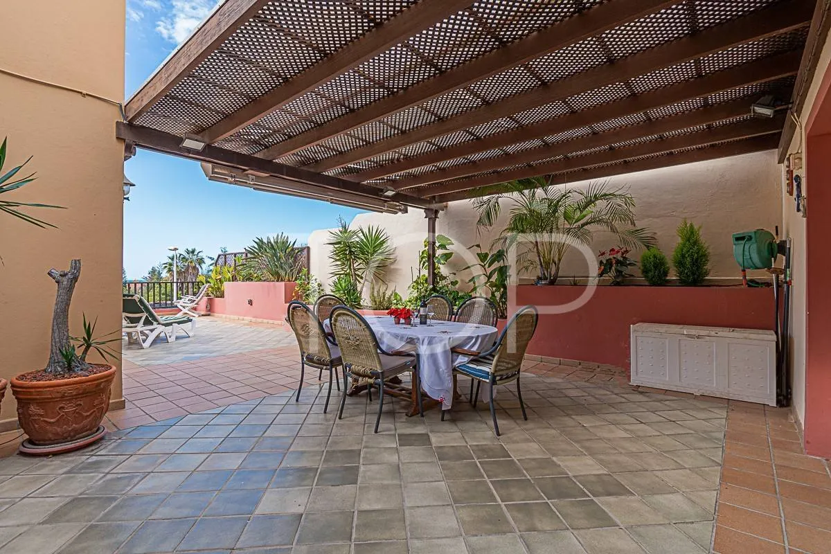 Apartamento ático en venta situado en el centro de El Duque a solo 400m del mar, con vistas al océano y terraza espectacular