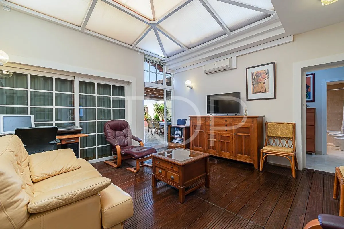 Apartamento ático en venta situado en el centro de El Duque a solo 400m del mar, con vistas al océano y terraza espectacular