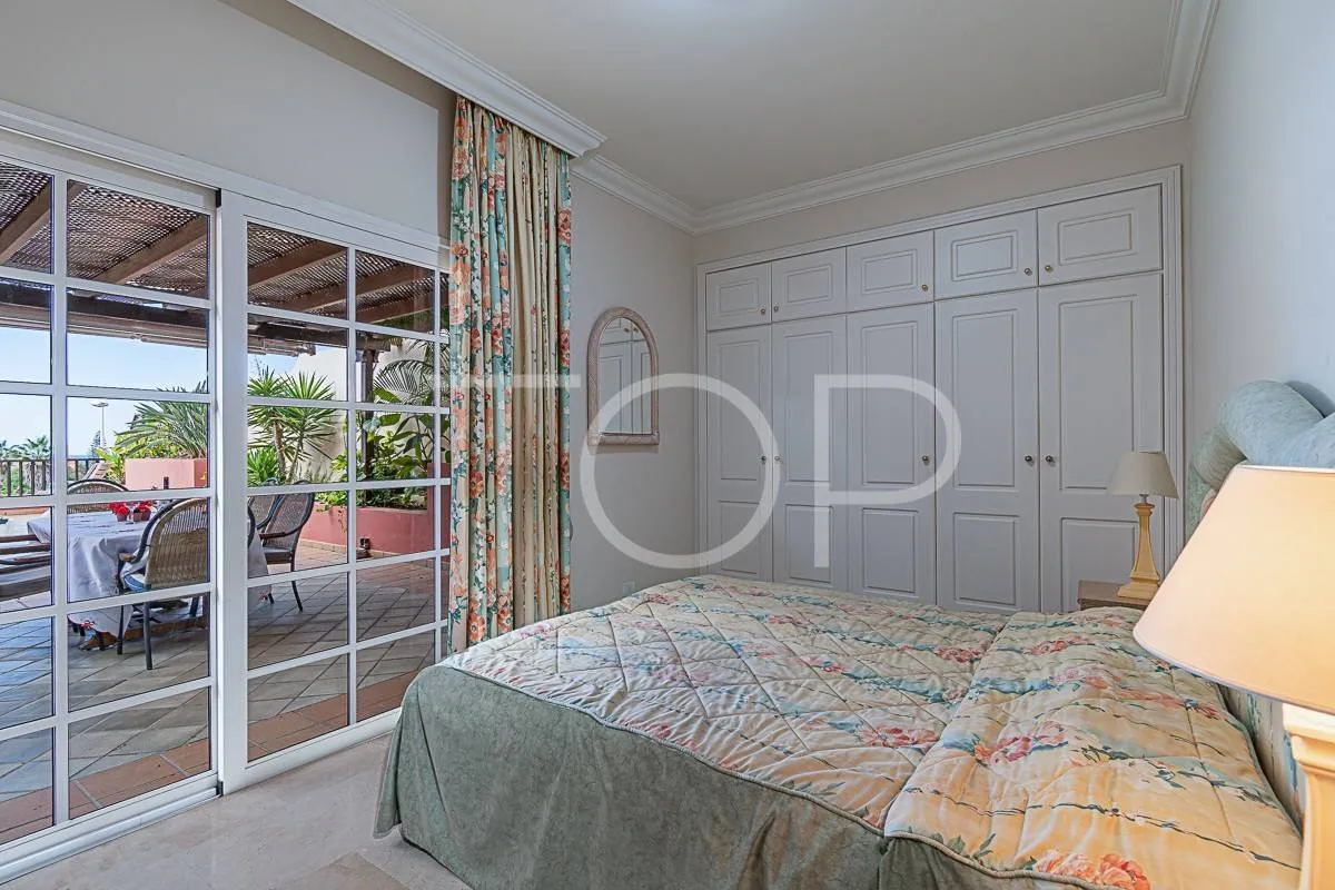 Apartamento ático en venta situado en el centro de El Duque a solo 400m del mar, con vistas al océano y terraza espectacular
