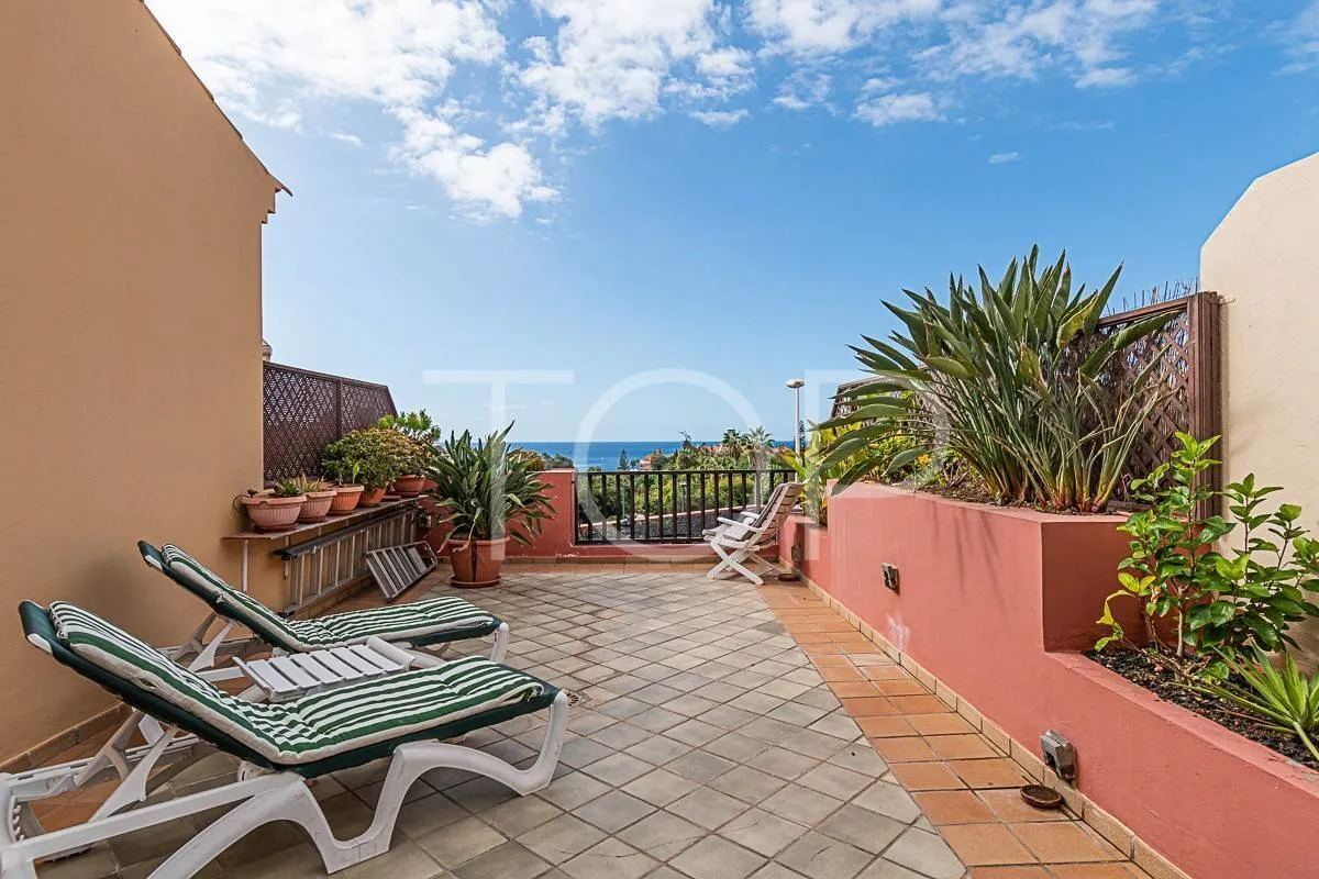 Apartamento ático en venta situado en el centro de El Duque a solo 400m del mar, con vistas al océano y terraza espectacular