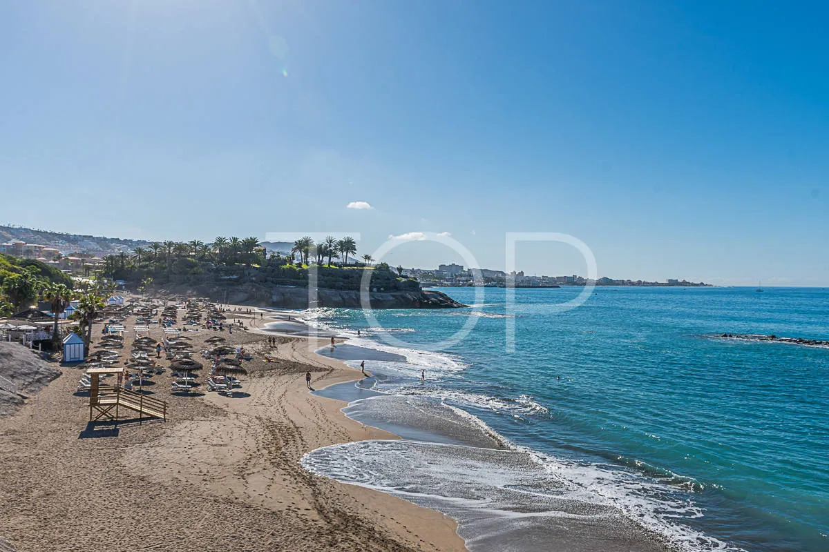 Apartamento ático en venta situado en el centro de El Duque a solo 400m del mar, con vistas al océano y terraza espectacular