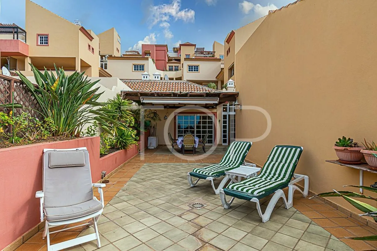 Apartamento ático en venta situado en el centro de El Duque a solo 400m del mar, con vistas al océano y terraza espectacular