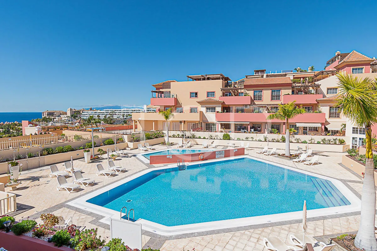 Apartamento ático en venta situado en el centro de El Duque a solo 400m del mar, con vistas al océano y terraza espectacular