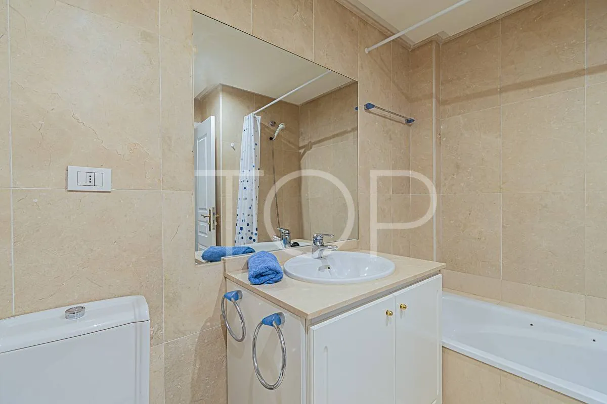 Apartamento ático en venta situado en el centro de El Duque a solo 400m del mar, con vistas al océano y terraza espectacular