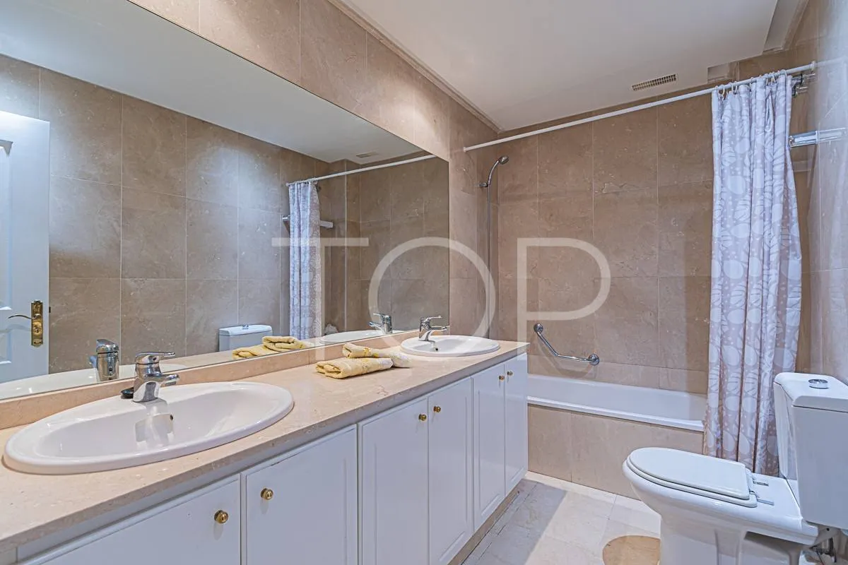 Apartamento ático en venta situado en el centro de El Duque a solo 400m del mar, con vistas al océano y terraza espectacular