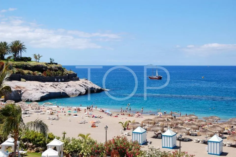 Apartamento ático en venta situado en el centro de El Duque a solo 400m del mar, con vistas al océano y terraza espectacular