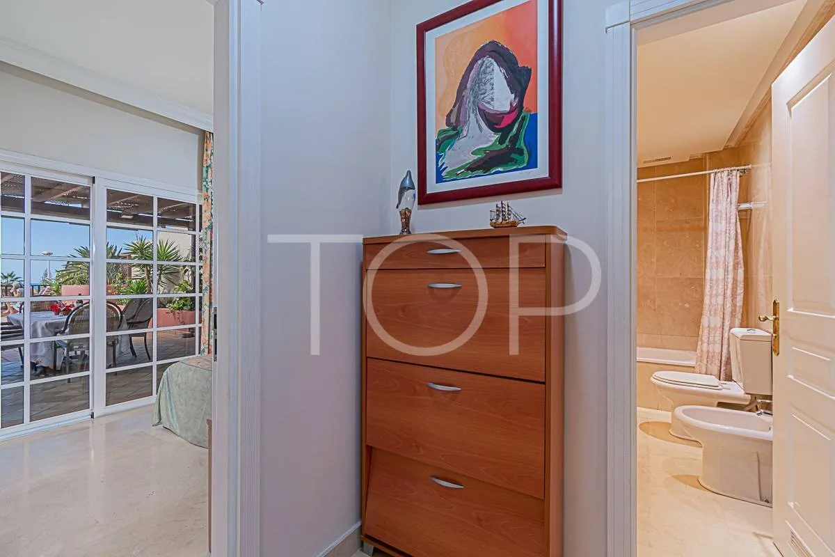 Apartamento ático en venta situado en el centro de El Duque a solo 400m del mar, con vistas al océano y terraza espectacular