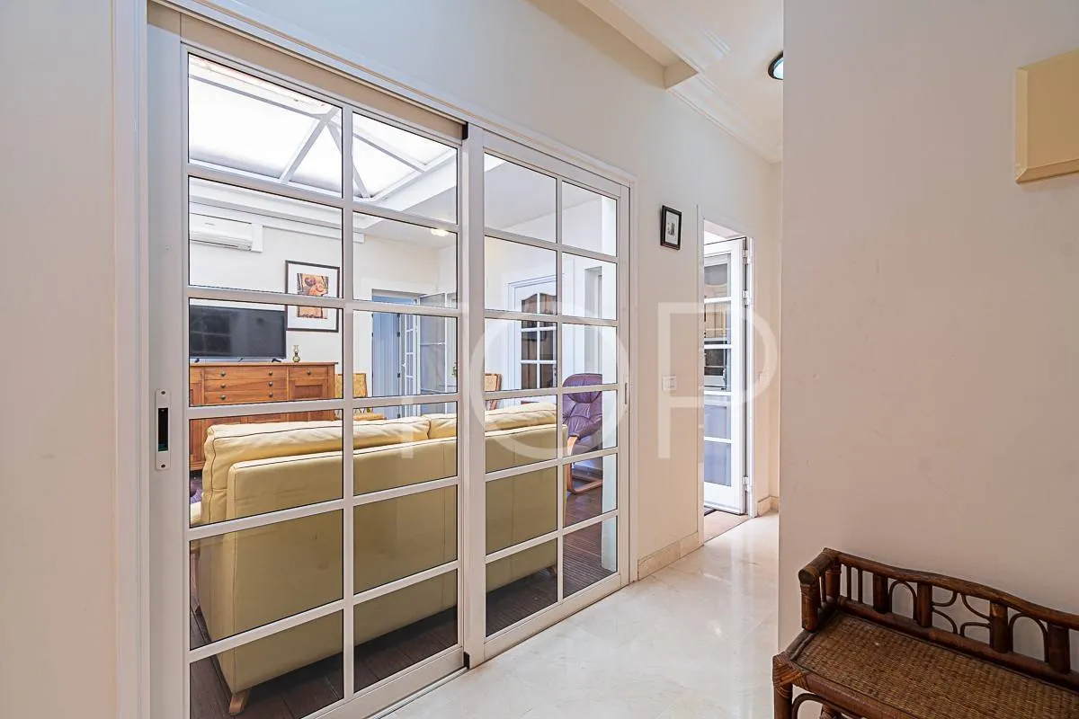 Apartamento ático en venta situado en el centro de El Duque a solo 400m del mar, con vistas al océano y terraza espectacular