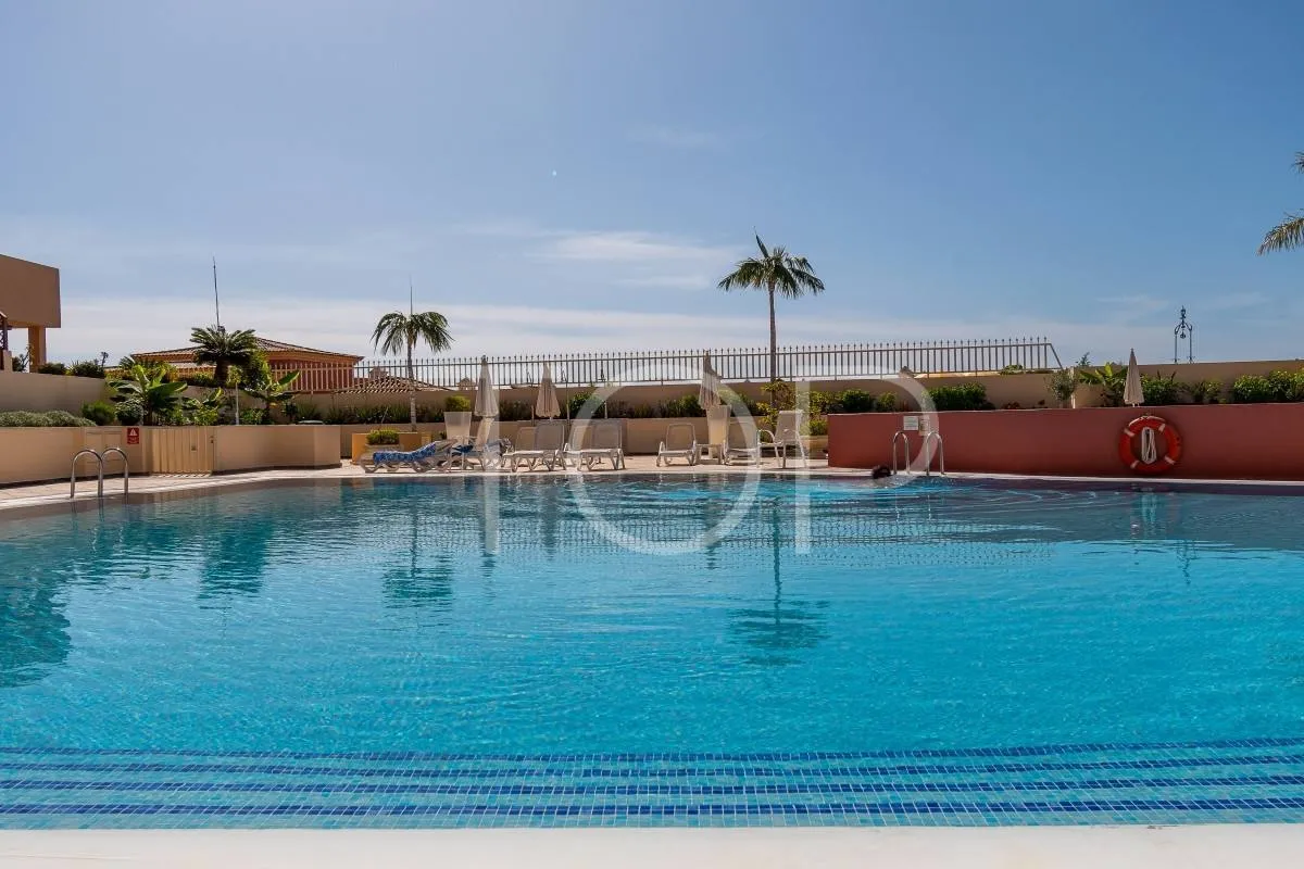 Apartamento ático en venta situado en el centro de El Duque a solo 400m del mar, con vistas al océano y terraza espectacular
