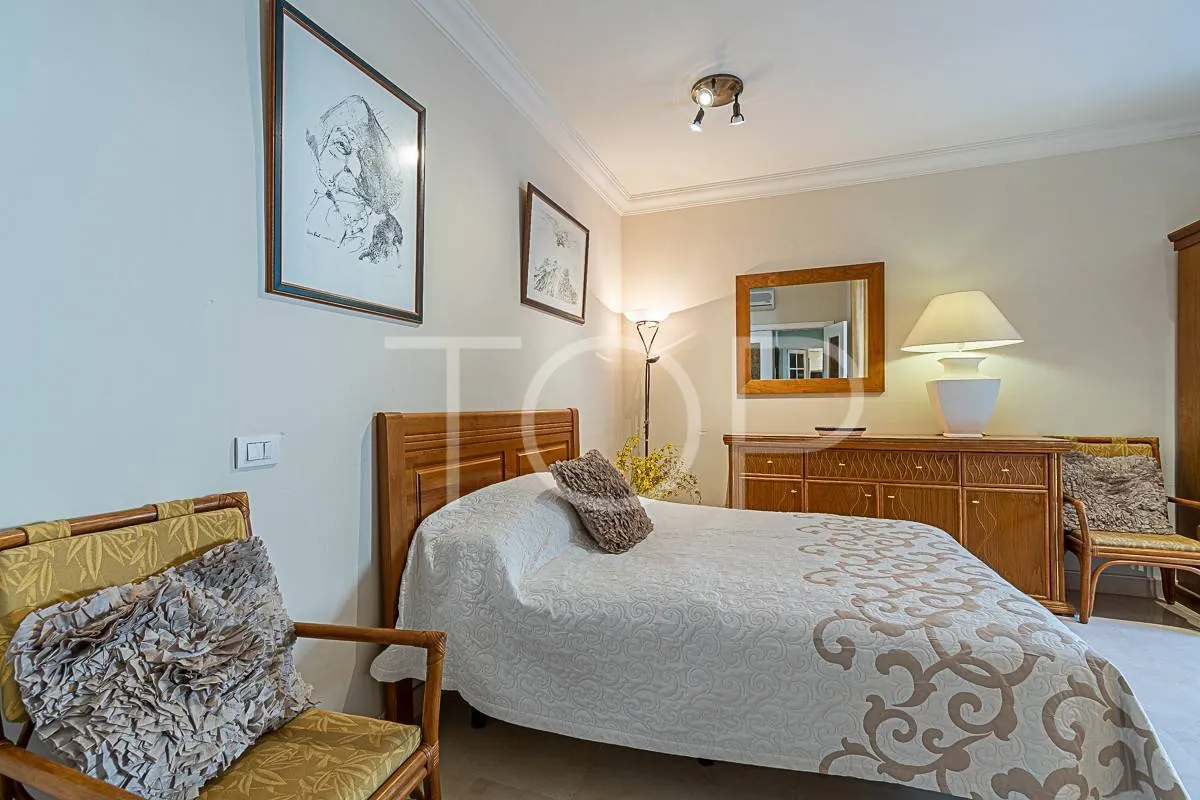 Apartamento ático en venta situado en el centro de El Duque a solo 400m del mar, con vistas al océano y terraza espectacular