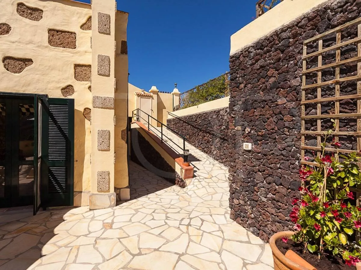 Finca en tranquila zona rural con 2 casas y piscina en Arona - A la venta