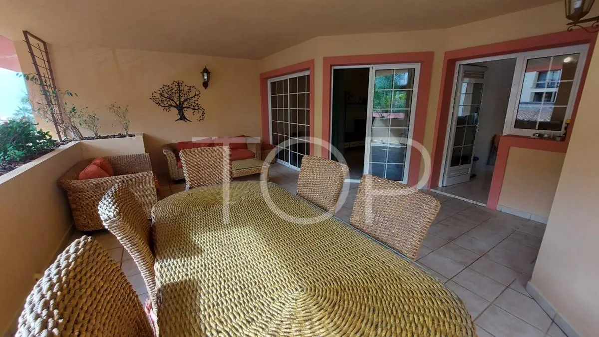 En venta en Terrazas del Duque Apartamento de 2 dormitorios  con una gran terraza y vista parcial al mar.