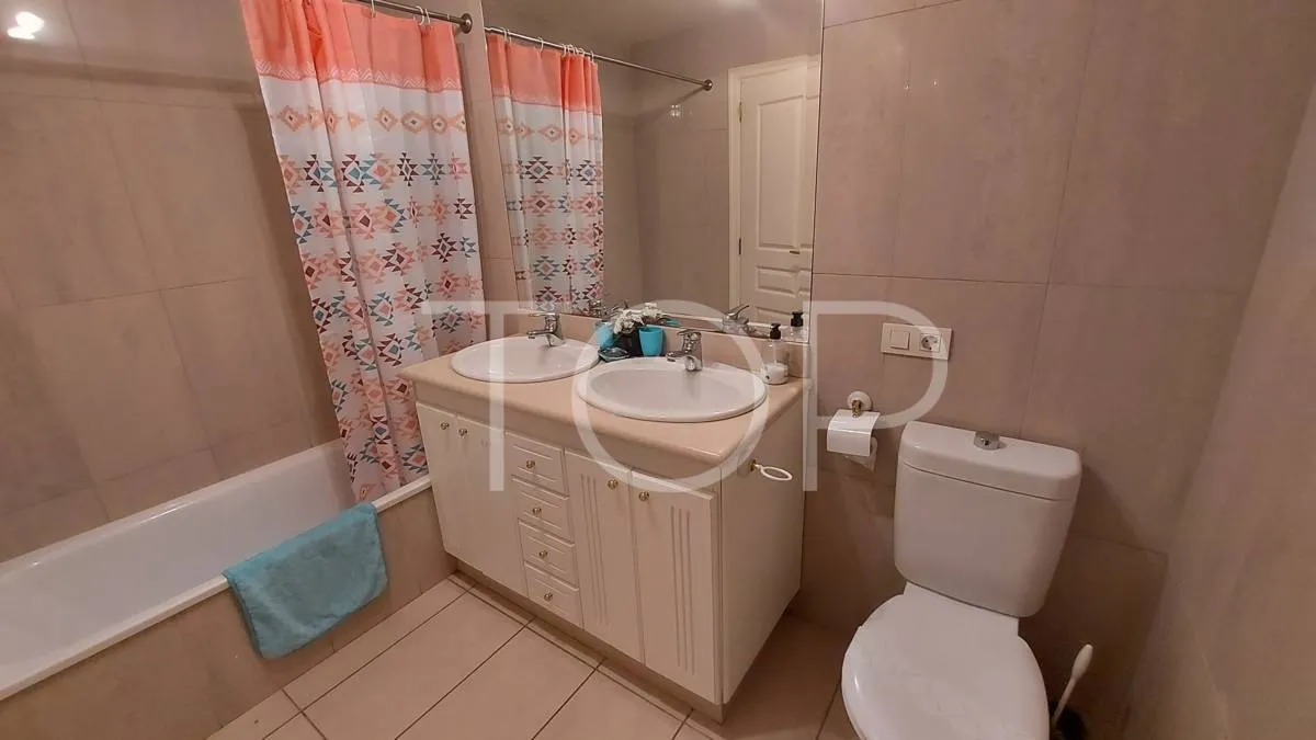 En venta en Terrazas del Duque Apartamento de 2 dormitorios  con una gran terraza y vista parcial al mar.