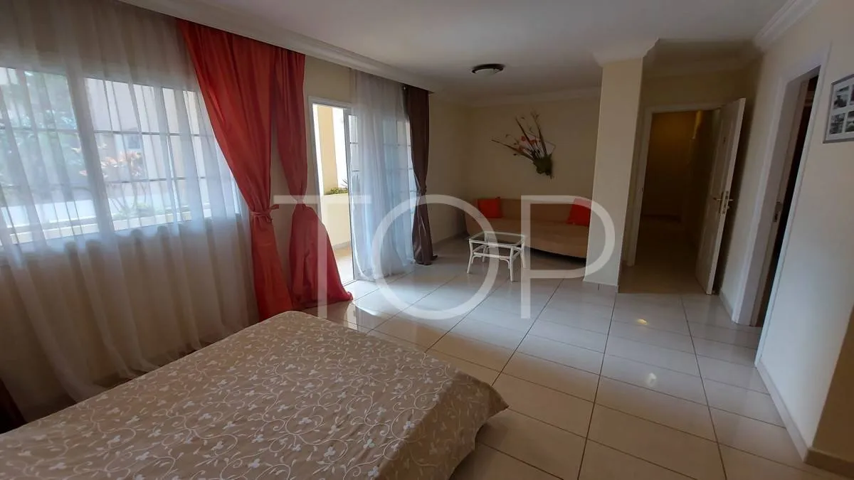 En venta en Terrazas del Duque Apartamento de 2 dormitorios  con una gran terraza y vista parcial al mar.