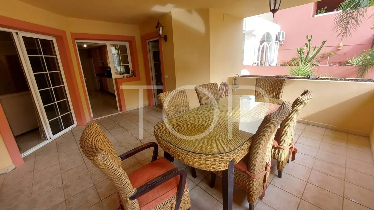Zu verkaufen in Terrazas del Duque - 2-Zimmer-Wohnung mit großer Terrasse und teilweise Meerblick.