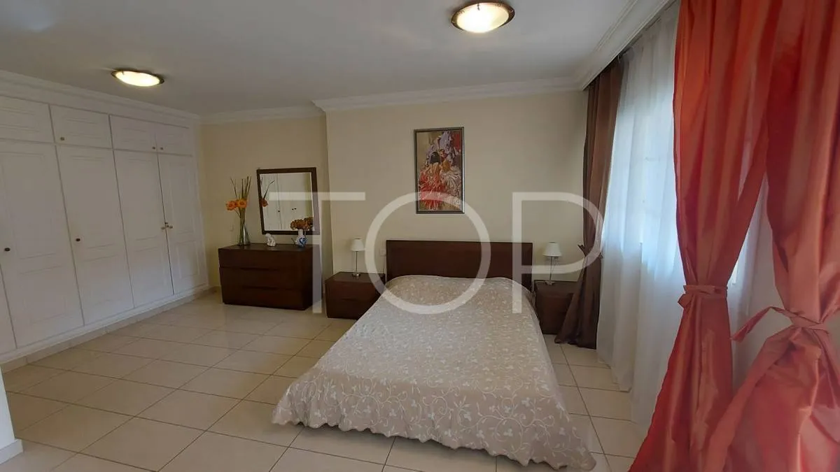 Zu verkaufen in Terrazas del Duque - 2-Zimmer-Wohnung mit großer Terrasse und teilweise Meerblick.