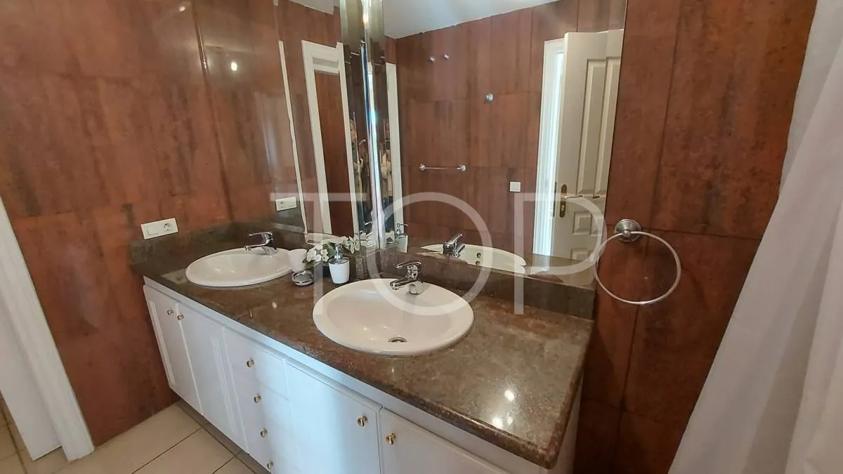Zu verkaufen in Terrazas del Duque - 2-Zimmer-Wohnung mit großer Terrasse und teilweise Meerblick.