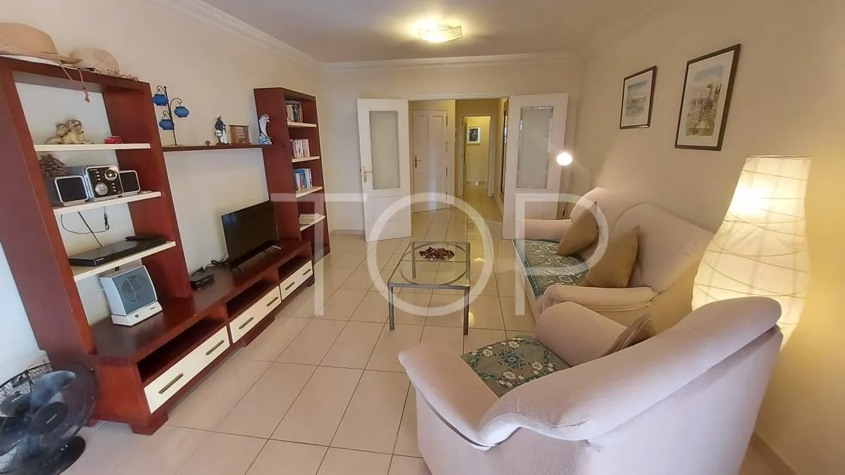 En venta en Terrazas del Duque Apartamento de 2 dormitorios  con una gran terraza y vista parcial al mar.