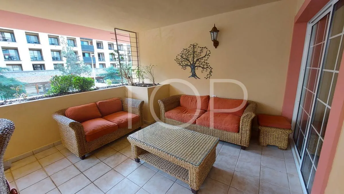 Zu verkaufen in Terrazas del Duque - 2-Zimmer-Wohnung mit großer Terrasse und teilweise Meerblick.