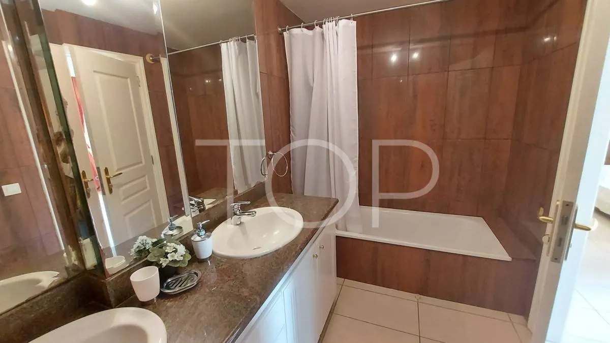 Zu verkaufen in Terrazas del Duque - 2-Zimmer-Wohnung mit großer Terrasse und teilweise Meerblick.