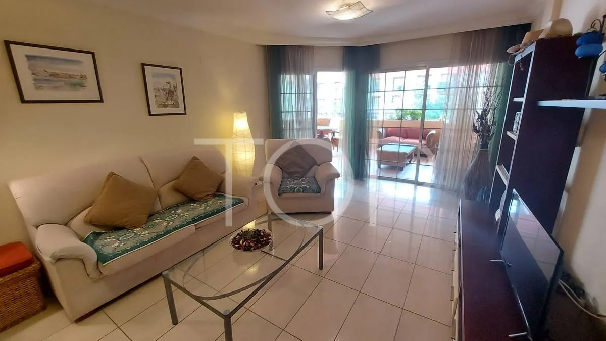 En venta en Terrazas del Duque Apartamento de 2 dormitorios  con una gran terraza y vista parcial al mar.