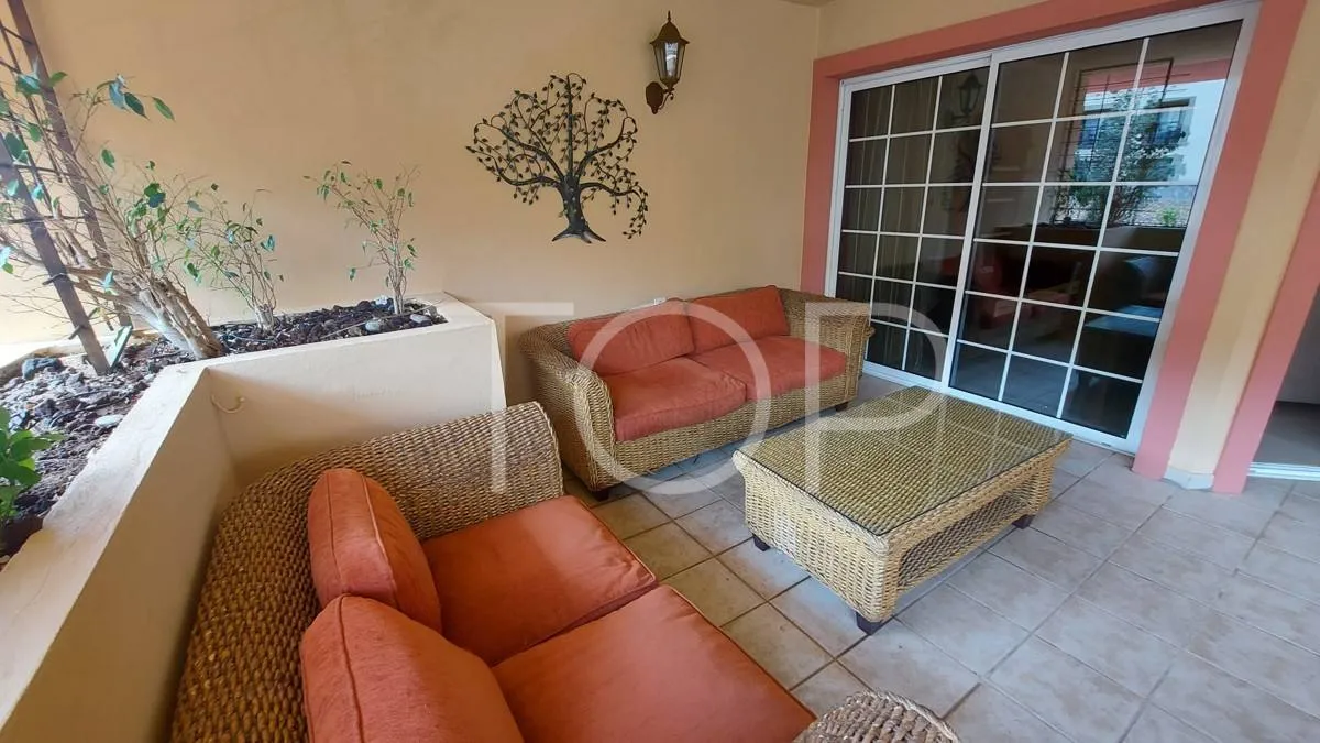 En venta en Terrazas del Duque Apartamento de 2 dormitorios  con una gran terraza y vista parcial al mar.