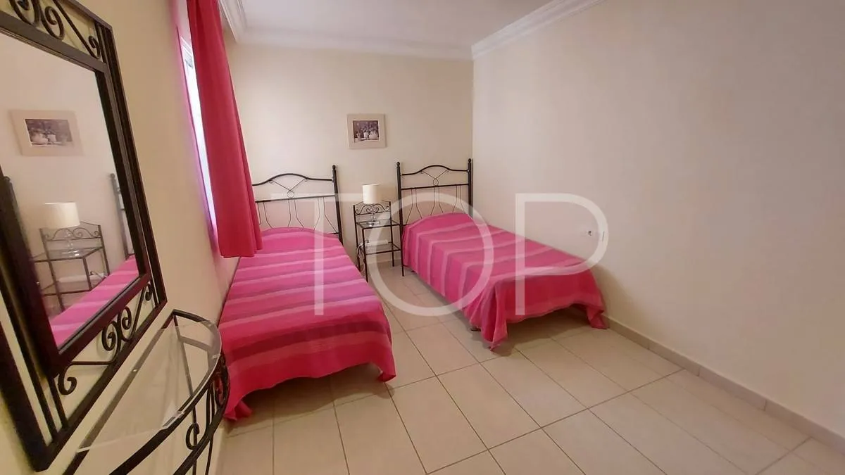 Zu verkaufen in Terrazas del Duque - 2-Zimmer-Wohnung mit großer Terrasse und teilweise Meerblick.