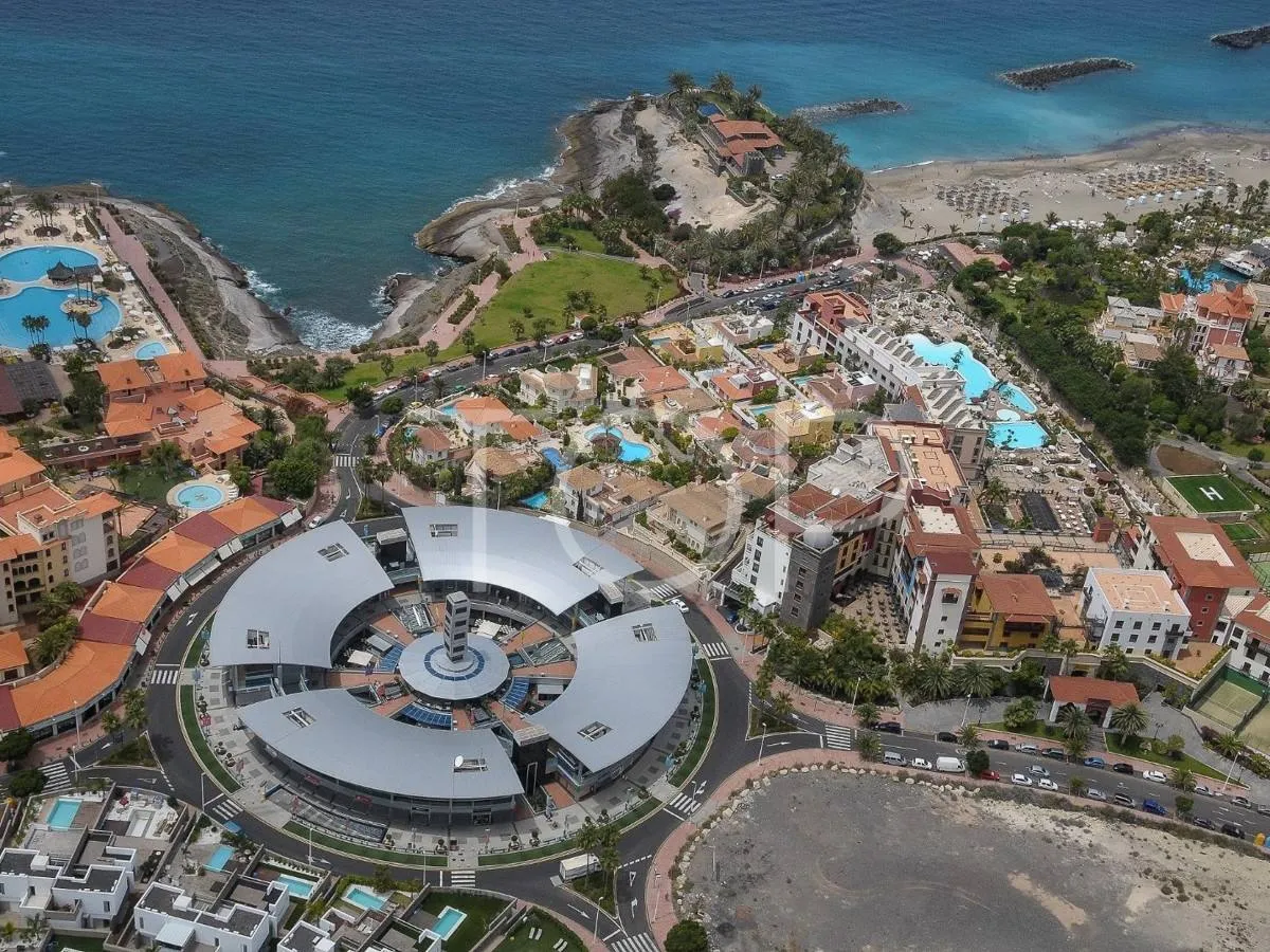 En venta en Terrazas del Duque Apartamento de 2 dormitorios  con una gran terraza y vista parcial al mar.
