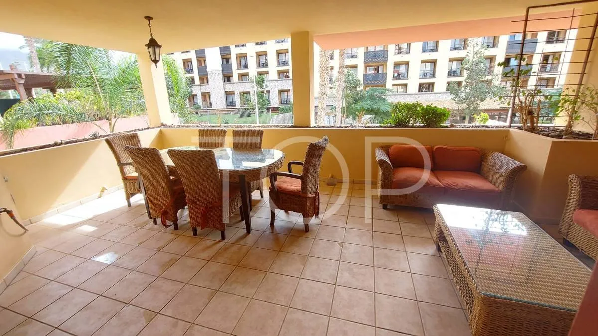 Zu verkaufen in Terrazas del Duque - 2-Zimmer-Wohnung mit großer Terrasse und teilweise Meerblick.