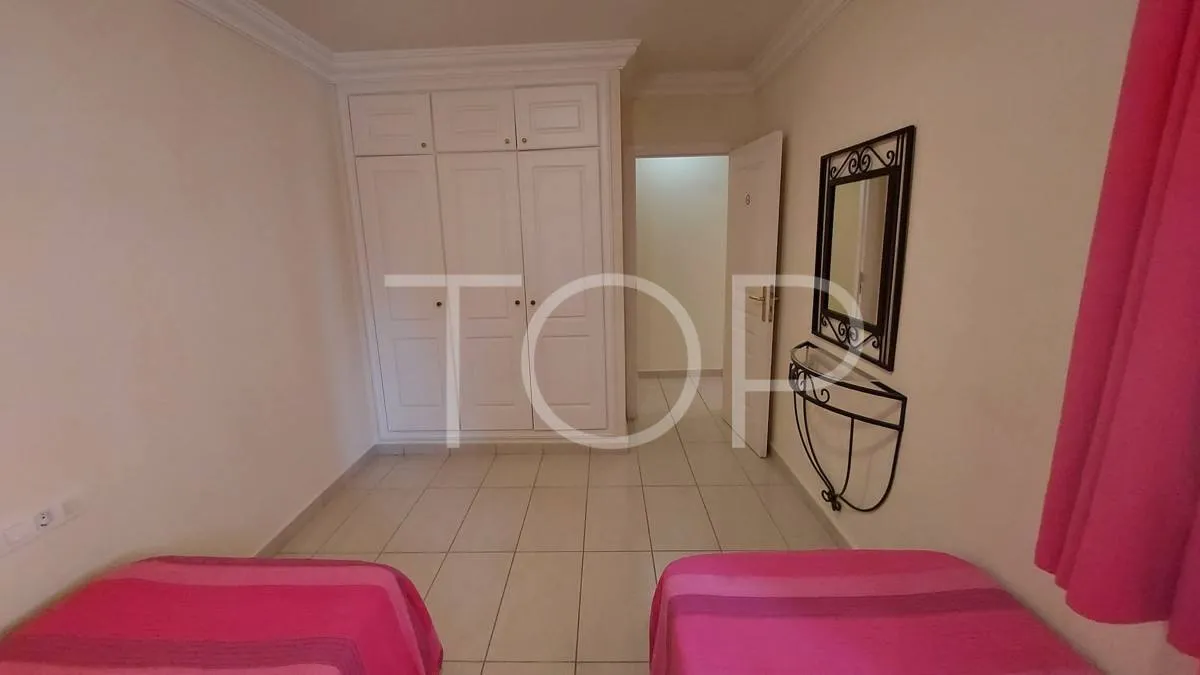 En venta en Terrazas del Duque Apartamento de 2 dormitorios  con una gran terraza y vista parcial al mar.