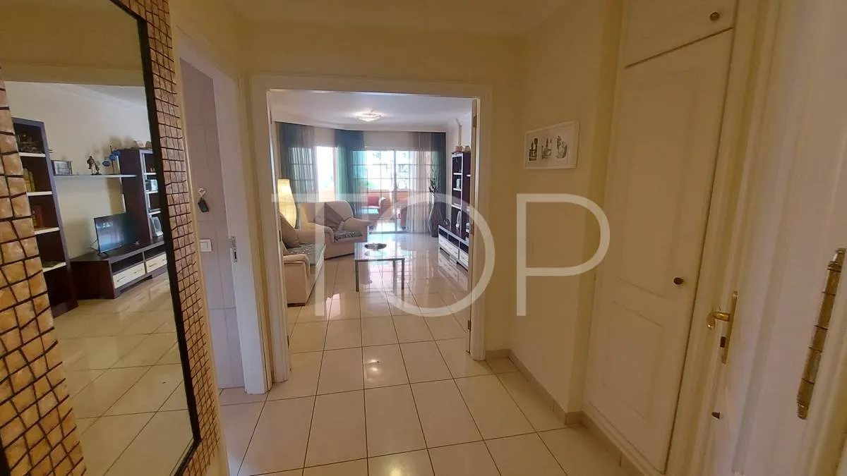 En venta en Terrazas del Duque Apartamento de 2 dormitorios  con una gran terraza y vista parcial al mar.