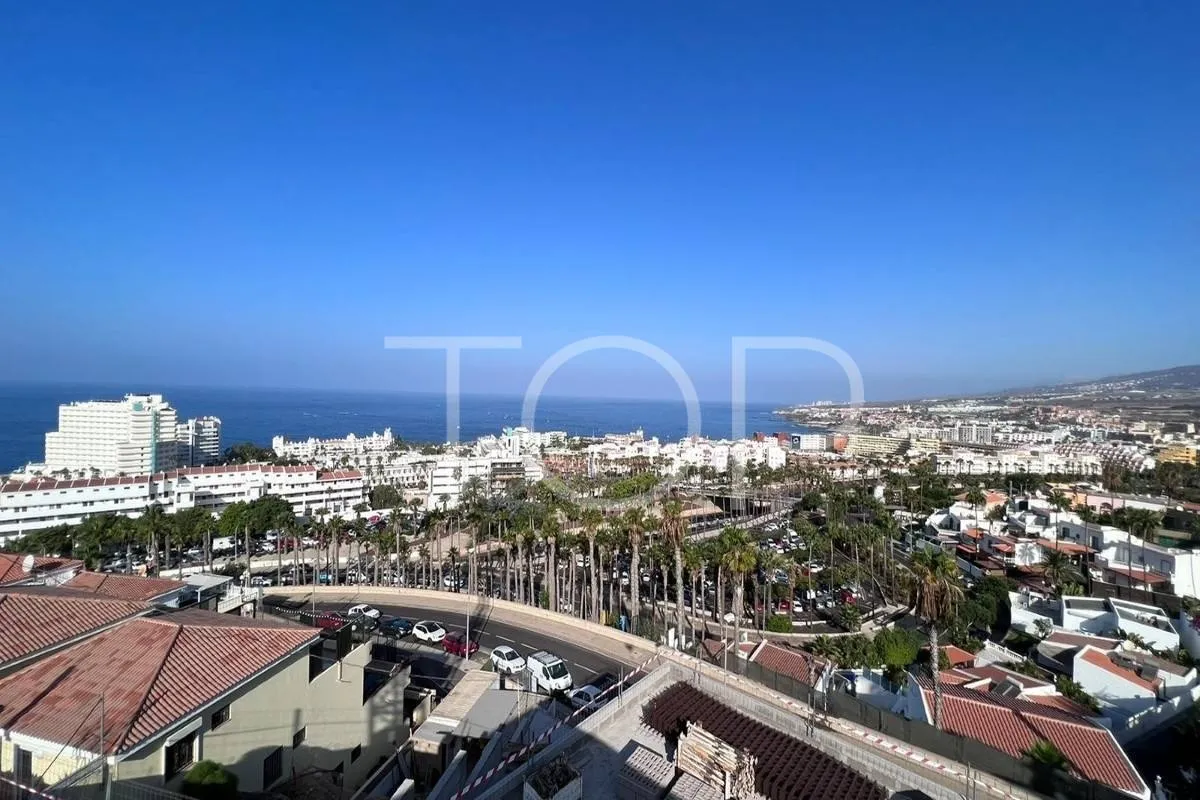 Lujosa villa con vistas al mar y piscina privada en San Eugenio, Adeje - ¡la casa de sus sueños en la costa!