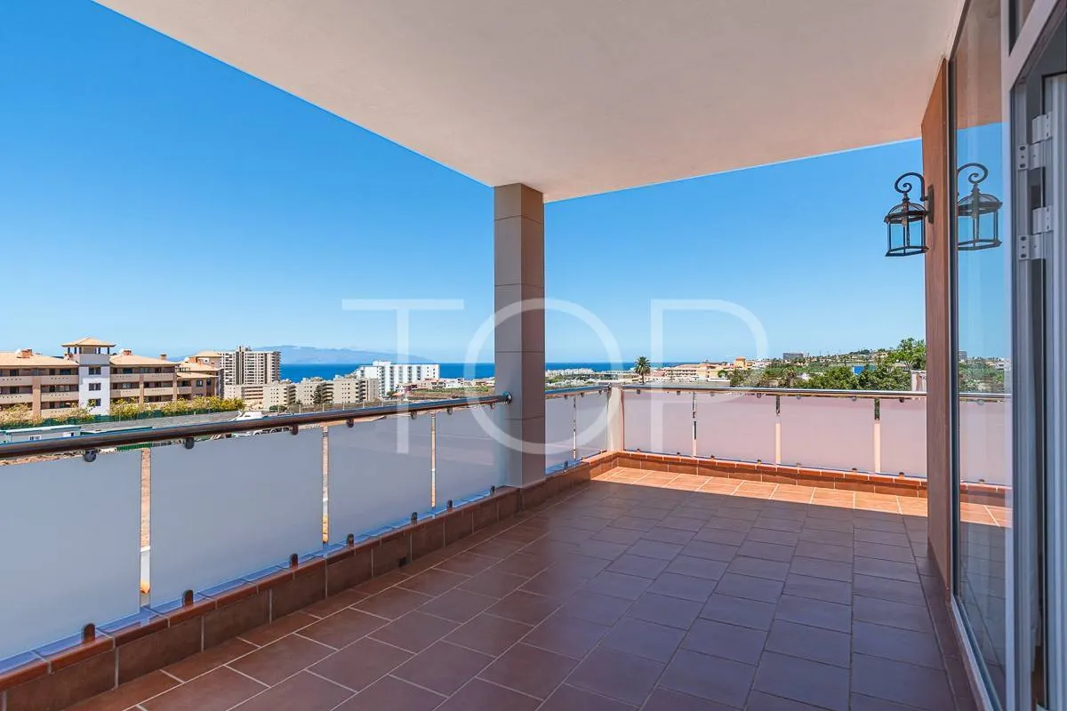 Hermosa villa de lujo en venta con vistas panorámicas al océano y al Teide en Playa Paraíso