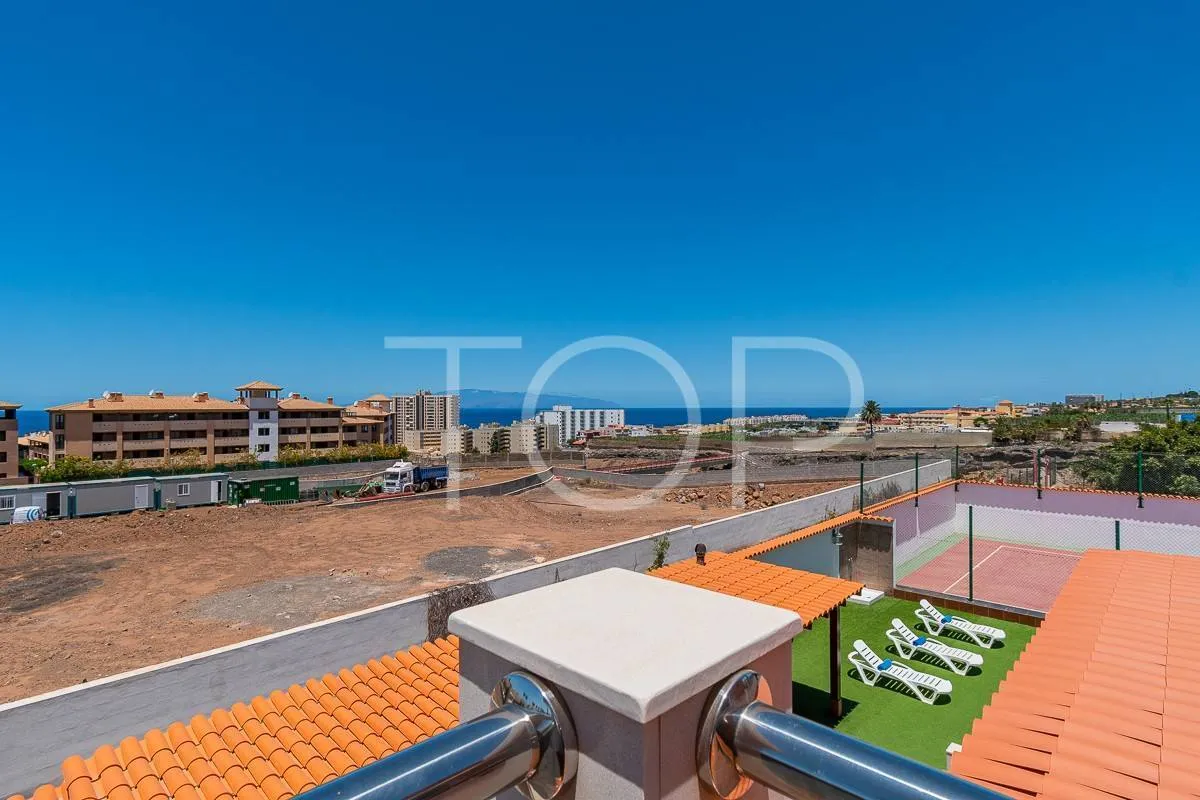 Hermosa villa de lujo en venta con vistas panorámicas al océano y al Teide en Playa Paraíso
