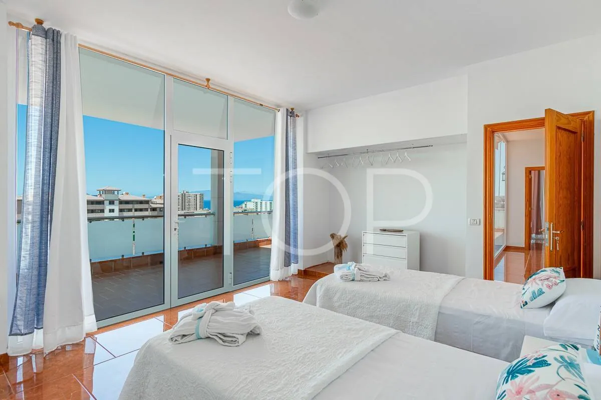 Hermosa villa de lujo en venta con vistas panorámicas al océano y al Teide en Playa Paraíso