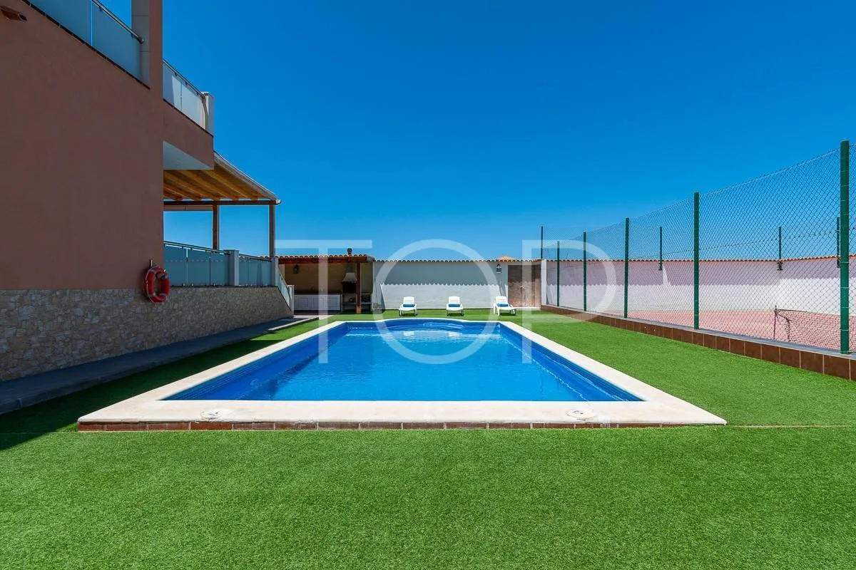 Hermosa villa de lujo en venta con vistas panorámicas al océano y al Teide en Playa Paraíso